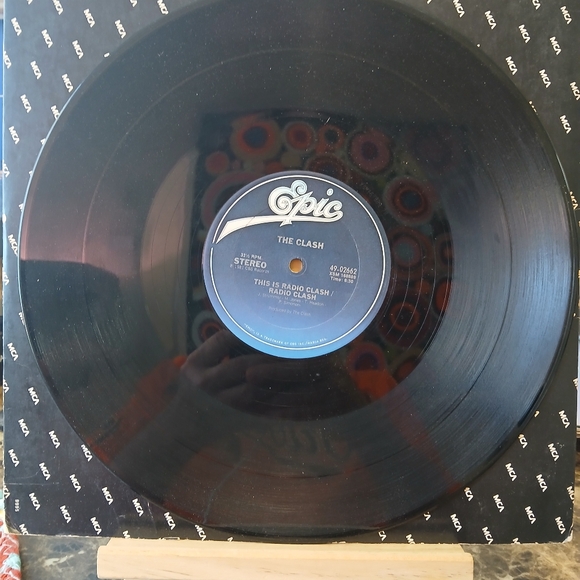 THE CLASH - "THIS IS RADIO CLASH" / EPIC RECORDS 1981. Vynl in excellent conditi - Picture 4 of 5